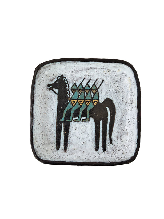 Odette Dijeux - Plat carré en céramique, décor au cheval Bayard