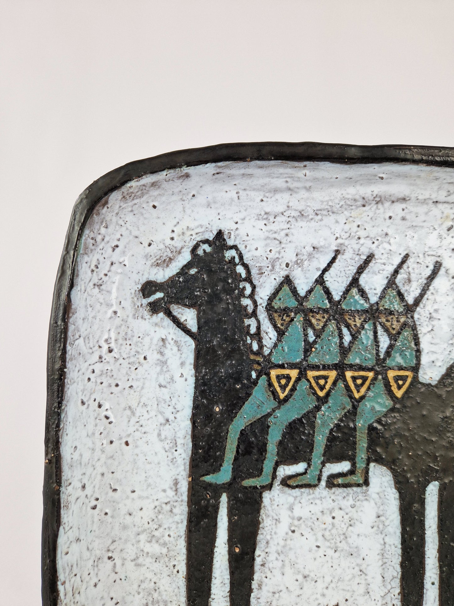 Odette Dijeux - Plat carré en céramique, décor au cheval Bayard