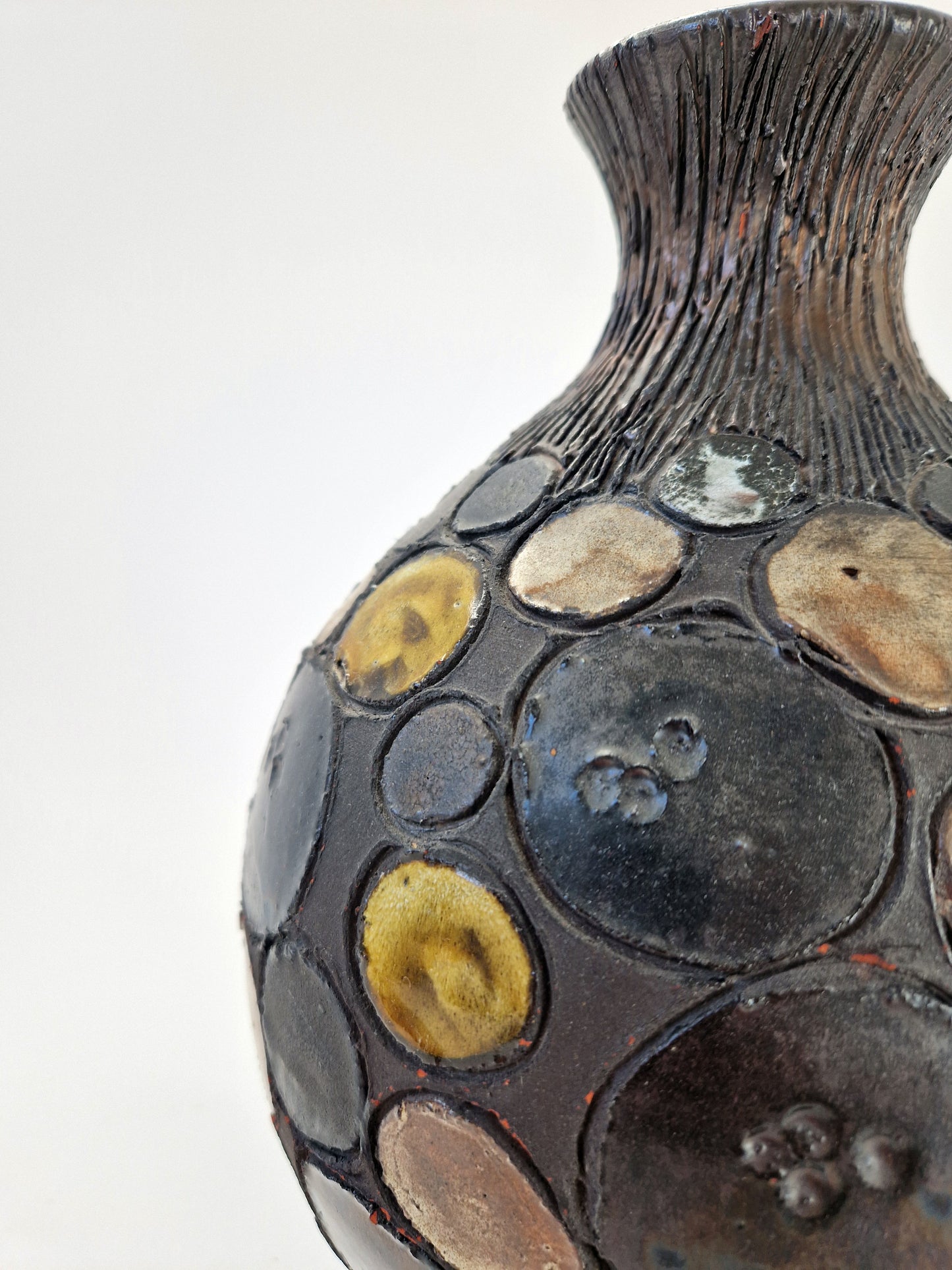 Perignem - Vase aux médaillons en céramique